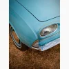 Tirage intitulé Blue Dream qui représente le coin d'une voiture bleue américaine de collection.