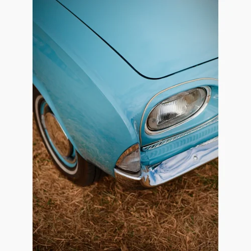 Tirage intitulé Blue Dream qui représente le coin d'une voiture bleue américaine de collection.