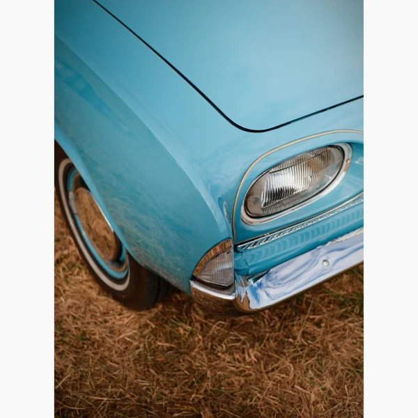 Tirage intitulé Blue Dream qui représente le coin d'une voiture bleue américaine de collection.