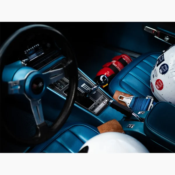 Tirage intitulé Blue Stingray qui représente l'intérieur d'une Chevrolet Corvette Stingray avec intérieur bleu et des éléments de course automobile.