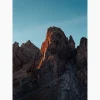 Tirage intitulé Coeur de la Montagne qui représente une montagne dans les Alpes près de Névache, avec une lumière orangée qui se reflète au centre de la roche.