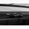 Tirage intitulé Tour de Chauffe qui représente une voiture de collection sur circuit en noir et blanc.